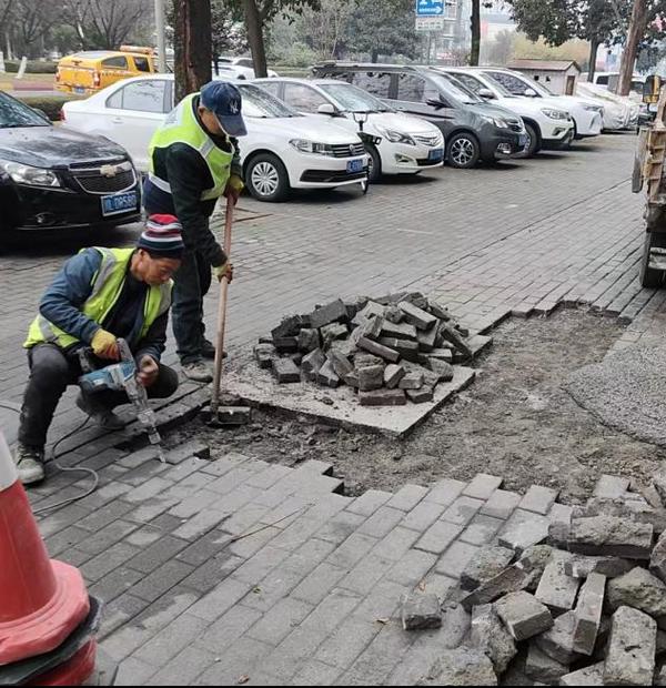 市政设施维护忙 畅行有保障